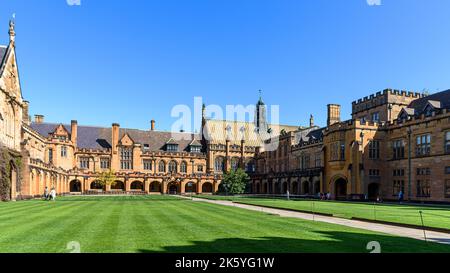 Im Hauptquadrangle der University of Sydney, mit Maclaurin Hall am anderen Ende Stockfoto