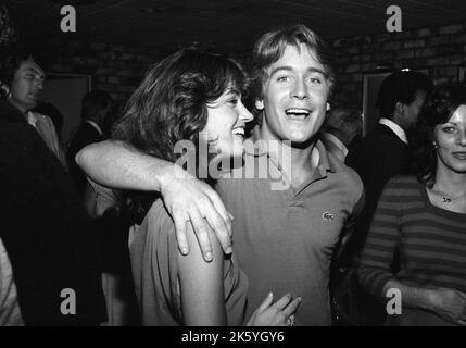 Kim Delaney und Lawrence Lau bei der Familienfehde All-Star Prime Time Special Cocktail nach der Party mit Schauspielern vom General Hospital, All My Children, Dynasty und Knott's Landing am 25. Juli 1982. Quelle: Ralph Dominguez/MediaPunch Stockfoto