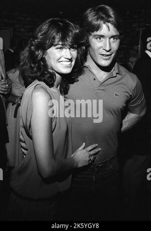 Kim Delaney und Lawrence Lau bei der Familienfehde All-Star Prime Time Special Cocktail nach der Party mit Schauspielern vom General Hospital, All My Children, Dynasty und Knott's Landing am 25. Juli 1982. Quelle: Ralph Dominguez/MediaPunch Stockfoto