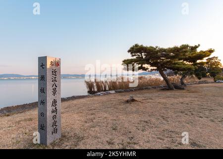 Shiga, JAPAN - 3 2021. Dez. : Steinmonument des Abendregens in Karasaki (Karasaki-no-yau) am Karasaki-Schrein am Abend. Karasaki ist bekannt als Stockfoto