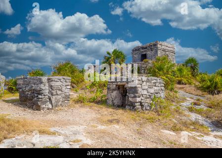 Struktur 45, Offertorien auf dem Hügel in Strandnähe, Maya-Ruinen in Tulum, Riviera Maya, Yucatan, Karibisches Meer, Mexiko. Stockfoto