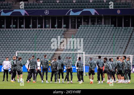 Warschau, Polen. 10. Oktober 2022. Das Team von Real Madrid wurde während der offiziellen Trainingseinheit einen Tag vor dem UEFA Champions League Group Stage-Spiel zwischen dem FC Shakhtar Donetsk und Real Madrid im Marschall Jozef Pilsudski Legia Warsaw Municipal Stadium gesehen. Kredit: SOPA Images Limited/Alamy Live Nachrichten Stockfoto