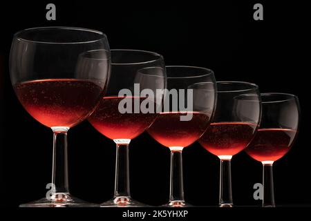 Weingläser auf schwarzem Hintergrund. Stockfoto