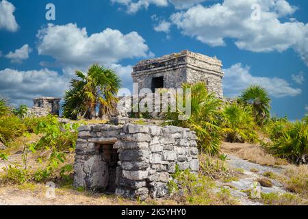 Struktur 45, Offertorien auf dem Hügel in Strandnähe, Maya-Ruinen in Tulum, Riviera Maya, Yucatan, Karibisches Meer, Mexiko. Stockfoto