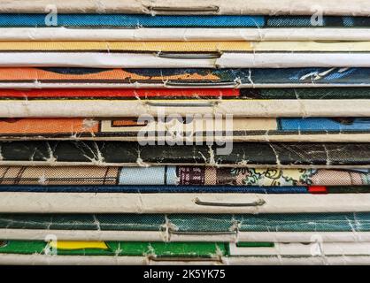 Stapel von alten Vintage-Comic-Bücher schafft eine bunte Hintergrundstruktur mit abstrakten Formen und Farben Stockfoto