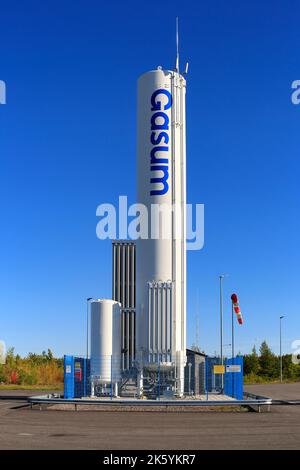 Gasspeicher mit Firmenlogo an der LNG- und LBG-Tankstelle für Schwertransporte in Lieto, Finnland. 22. September 2022. Stockfoto