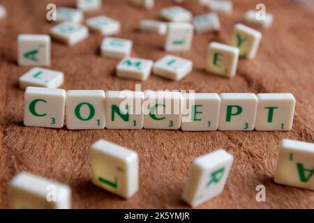 Scrabble Kacheln, die das WORTKONZEPT auslesen Stockfoto