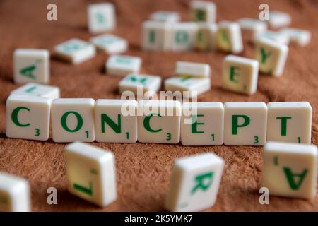 Scrabble Kacheln, die das WORTKONZEPT auslesen Stockfoto