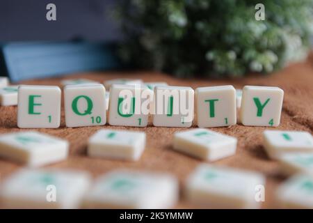 Scrabble-Kacheln, die die Worte EQUITY auslesen Stockfoto
