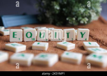 Scrabble-Kacheln, die die Worte EQUITY auslesen Stockfoto