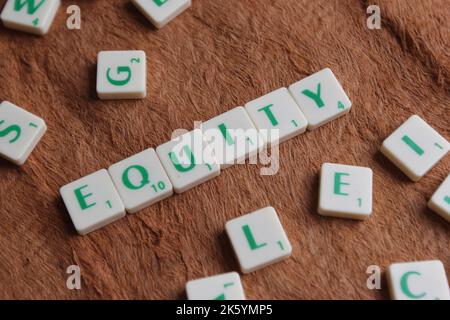 Scrabble-Kacheln, die die Worte EQUITY auslesen Stockfoto