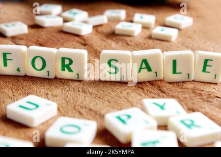 Scrabble Fliesen, die die Wörter ZUM VERKAUF vorlesen Stockfoto