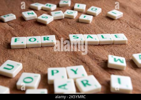Scrabble Fliesen, die die Wörter ZUM VERKAUF vorlesen Stockfoto