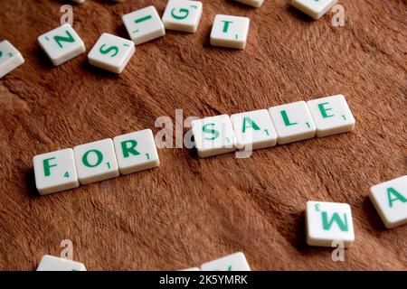 Scrabble Fliesen, die die Wörter ZUM VERKAUF vorlesen Stockfoto