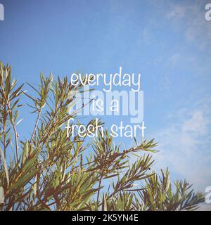 Inspirierende Zitate „ Everyday is a Fresh Start “ auf schönem Gartenhintergrund Stockfoto