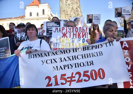 Lviv, Ukraine. 8. Oktober 2022. Frauen halten während der Demonstration in Lemberg ein Transparent mit der Aufschrift: "Wir fordern die Rückkehr aller Verteidiger von Mariupol". Die Familien der Verteidiger der Ukraine kamen heraus, um die Soldaten der Mariupol-Garnison zu unterstützen, die sich noch immer in russischer Gefangenschaft befinden. Vor zwei Wochen wurden 215 Verteidiger von Mariupol aus der Gefangenschaft entlassen, darunter die Kommandeure des ''Asow''-Regiments, die Brigade der Nationalgarde und das Bataillon des Marine Corps. Mehr als 2.000 ukrainische Soldaten, die Mariupol heldenhaft verteidigten, bleiben jedoch in Gefangenschaft. Ukrainische Verteidiger werden festgehalten Stockfoto