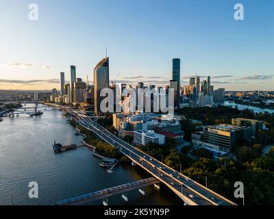 Luftaufnahme der Stadt Brisbane in Australien bei Sonnenuntergang Stockfoto