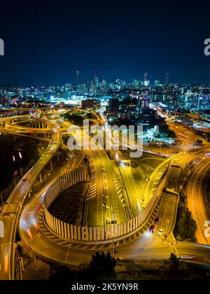 Vertikale Luftaufnahme der Stadt Brisbane und des Straßenverkehrs in Australien bei Nacht Stockfoto