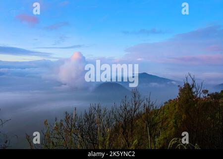 Majestätischer Blick auf Mount Bromo mit dramatischer Wolkenbildung Stockfoto