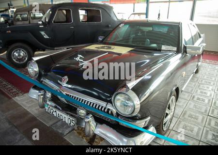 Schwarzes Retro-Auto Volga Gaz im Retro-Auto-Salon Stockfoto