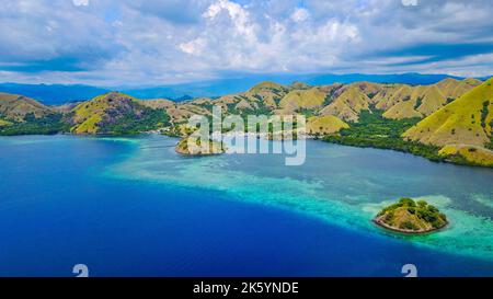 Luftaufnahme der wunderschönen blauen Lagune an heißen Sommertagen mit einem Segelboot. Komodo Island (Komodo-Nationalpark), Labuan Bajo, Flores, Indonesien Stockfoto