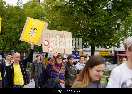 Eine Gruppe junger Menschen, die im Rahmen der Freitage für die zukünftige Bewegung auf den Straßen Hamburgs demonstrieren Stockfoto