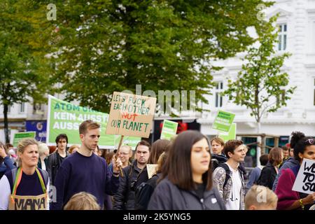 Eine Gruppe junger Menschen, die im Rahmen der Freitage für die zukünftige Bewegung auf den Straßen Hamburgs demonstrieren Stockfoto