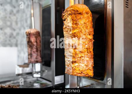 Traditionelles türkisches Fast Food, vertikale Rotisserie mit Huhn und Rindfleisch für Döner Kebab Stockfoto