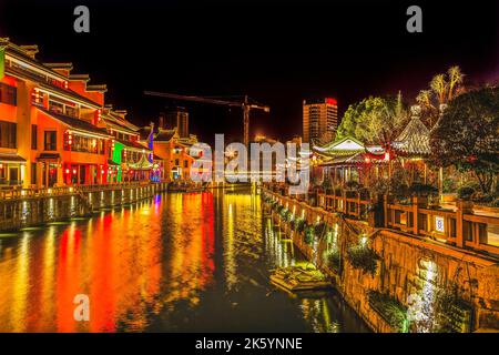 Farbenfrohe Kanalnacht beleuchtete Wuxi Provinz Jiangsu China Wuxi ist eine der ältesten Städte Chinas und eine Kanalstadt Stockfoto