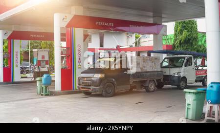 Jakarta, Indonesien 10. Oktober 2022 : Nahaufnahme Mechaniker Reifen aufblasen und Luftdruck mit Manometer Druck in der Tankstelle prüfen Stockfoto