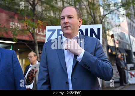 Lee Zeldin marschiert in den Märschen bei der jährlichen Columbus Day Parade 78. am 10. Oktober 2022 in New York. Stockfoto