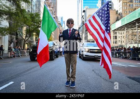 Die Menschen marschieren in den Marken bei der jährlichen Columbus Day Parade 78. am 10. Oktober 2022 in New York. Stockfoto