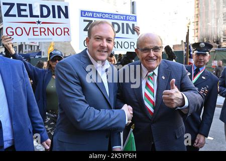 Lee Zeldin und Rudy Giuliani marschieren bei der jährlichen Columbus Day Parade 78. am 10. Oktober 2022 in New York. Stockfoto