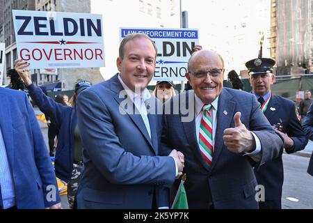 Lee Zeldin und Rudy Giuliani marschieren bei der jährlichen Columbus Day Parade 78. am 10. Oktober 2022 in New York. Stockfoto