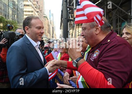 Lee Zeldin marschiert in den Märschen bei der jährlichen Columbus Day Parade 78. am 10. Oktober 2022 in New York. Stockfoto