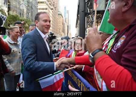 Lee Zeldin marschiert in den Märschen bei der jährlichen Columbus Day Parade 78. am 10. Oktober 2022 in New York. Stockfoto