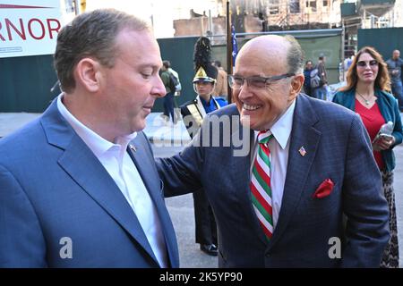 Lee Zeldin und Rudy Giuliani marschieren bei der jährlichen Columbus Day Parade 78. am 10. Oktober 2022 in New York. Stockfoto