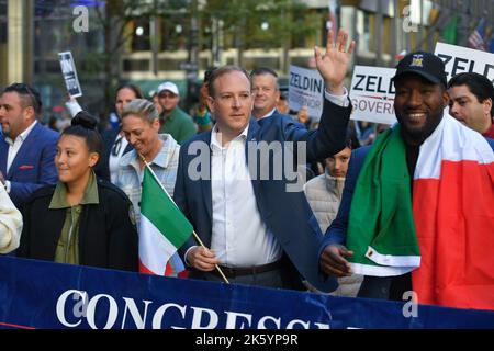 Lee Zeldin marschiert in den Märschen bei der jährlichen Columbus Day Parade 78. am 10. Oktober 2022 in New York. Stockfoto