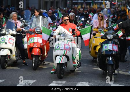 Die Menschen marschieren in den Marken bei der jährlichen Columbus Day Parade 78. am 10. Oktober 2022 in New York. Stockfoto