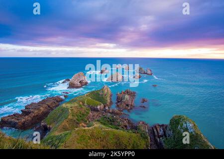 Wunderschöne und dramatische Langzeitaufnahme des Sonnenaufgangs am Leuchtturm von Nugget Point, Caitlins, Südinsel Neuseelands Stockfoto