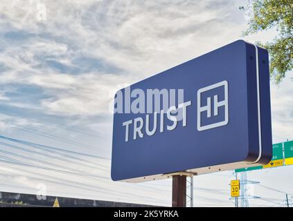 Houston, Texas USA 03-27-2022: Truist Bank Straßenschild an einer Autobahn in Houston, TX. Informationsbeschilderung für Finanzinstitute mit Kopierfläche. Stockfoto