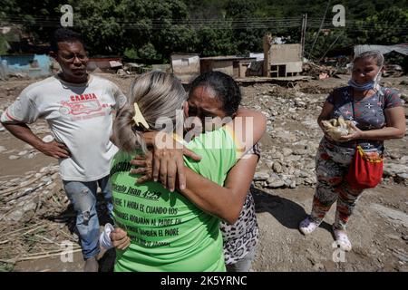 Las Tejerias, Venezuela. 10. Oktober 2022. Eine Frau weint, als sie einen Verwandten wiedersieht, den sie nach Überschwemmungen und einem Erdrutsch verpasst hatte. Die Verwüstung ist nach dem Sturm „Julia“ weit verbreitet. In Mittel- und Südamerika starben nach offiziellen Angaben insgesamt mindestens 59 Menschen an den Folgen von Stürmen und Überschwemmungen. Die Zahl der Todesopfer nach einem Erdrutsch in Venezuela ist auf mindestens 34 gestiegen. Kredit: Jesus Vargas/dpa/Alamy Live Nachrichten Stockfoto