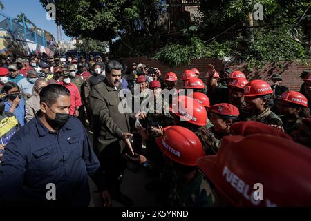 Las Tejerias, Venezuela. 10. Oktober 2022. Der venezolanische Präsident Nicolas Maduro besucht die am stärksten betroffenen Gebiete nach Überschwemmungen und einem Erdrutsch. Nach dem Sturm 'Julia' ist die Verwüstung groß. In Mittel- und Südamerika starben nach offiziellen Angaben insgesamt mindestens 59 Menschen an den Folgen von Stürmen und Überschwemmungen. Die Zahl der Todesopfer nach einem Erdrutsch in Venezuela ist auf mindestens 34 gestiegen. Kredit: Jesus Vargas/dpa/Alamy Live Nachrichten Stockfoto