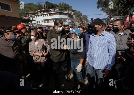 Las Tejerias, Venezuela. 10. Oktober 2022. Der venezolanische Präsident Nicolas Maduro besucht die am stärksten betroffenen Gebiete nach Überschwemmungen und einem Erdrutsch. Nach dem Sturm 'Julia' ist die Verwüstung groß. In Mittel- und Südamerika starben nach offiziellen Angaben insgesamt mindestens 59 Menschen an den Folgen von Stürmen und Überschwemmungen. Die Zahl der Todesopfer nach einem Erdrutsch in Venezuela ist auf mindestens 34 gestiegen. Kredit: Jesus Vargas/dpa/Alamy Live Nachrichten Stockfoto