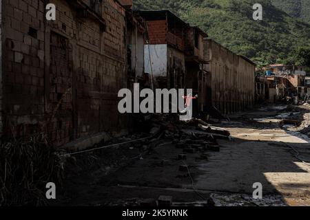 Las Tejerias, Venezuela. 10. Oktober 2022. Ein Mädchen geht nach Überschwemmungen und einem Erdrutsch auf den Trümmern ihres Hauses. Nach dem Sturm 'Julia' ist die Verwüstung groß. Nach offiziellen Angaben starben in Mittel- und Südamerika insgesamt mindestens 59 Menschen an den Folgen von Stürmen und Überschwemmungen. Die Zahl der Todesopfer nach einem Erdrutsch in Venezuela ist auf mindestens 34 gestiegen. Kredit: Jesus Vargas/dpa/Alamy Live Nachrichten Stockfoto