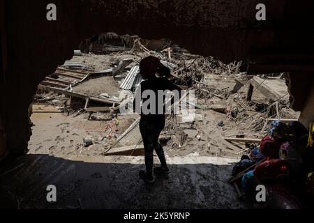 Las Tejerias, Venezuela. 10. Oktober 2022. Eine Frau sieht sich nach einem Hochwasser und einem Erdrutsch die Überreste ihres Geburtstagszubehörladens an. Die Verwüstung ist nach dem Sturm „Julia“ weit verbreitet. In Mittel- und Südamerika starben nach offiziellen Angaben insgesamt mindestens 59 Menschen an den Folgen von Stürmen und Überschwemmungen. Die Zahl der Todesopfer nach einem Erdrutsch in Venezuela ist auf mindestens 34 gestiegen. Kredit: Jesus Vargas/dpa/Alamy Live Nachrichten Stockfoto