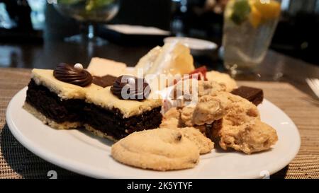 Internationales Mittagsbuffet Mit Desserts Stockfoto