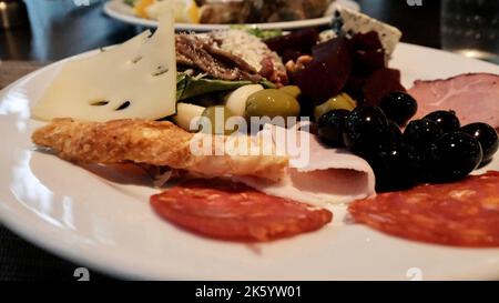 Erstklassiger Käse- Und Aufschnitt, Teller Mit Mittagsfleisch Stockfoto