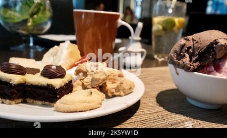 Kuchen, Kekse, Eis, Internationales Mittagsbuffet Mit Desserts Stockfoto