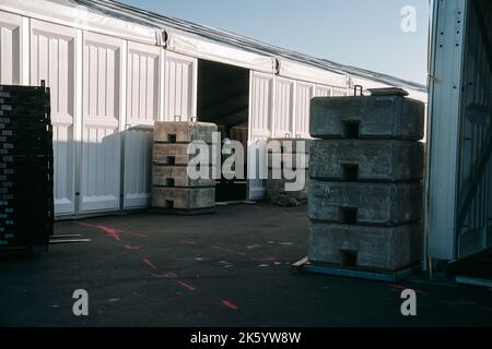 New York, Usa. 09. Oktober 2022. Bauarbeiter auf dem Gelände eines zukünftigen Zufluchtsortes für Migranten. Auf der New Yorker Randalls Island wird derzeit ein Zufluchtsort für Asylbewerber errichtet. Kredit: SOPA Images Limited/Alamy Live Nachrichten Stockfoto